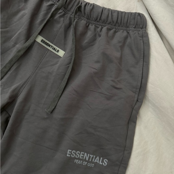 Unisex Essentials Fear of God shorts - Picture 2 of 3